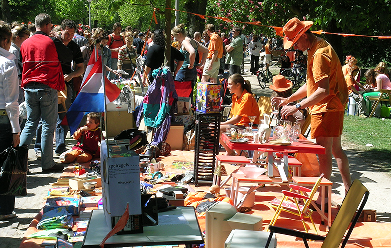Hosselen op de vrijmarkt met een peuter