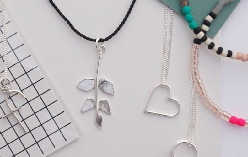 Win een mooie handgemaakte ketting met hanger naar keuze!