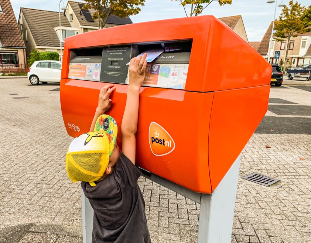 uitnodiging kinderfeestje op de post