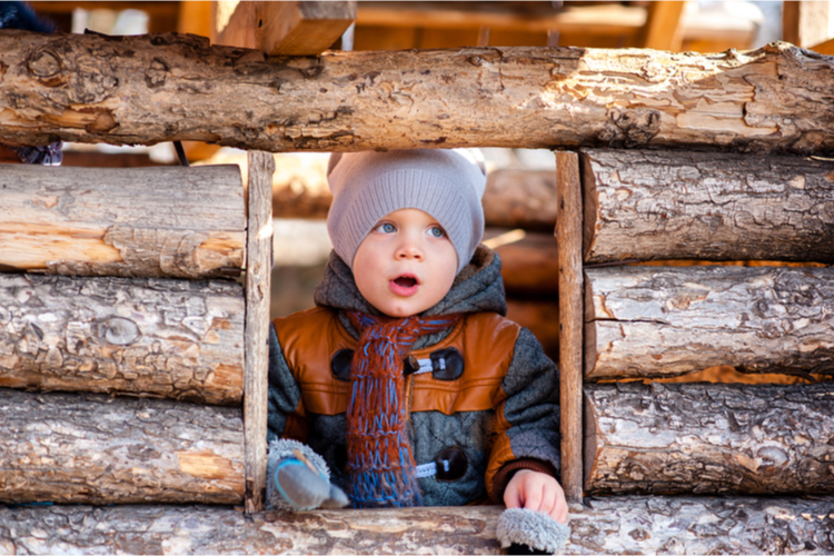kind in houten huisje